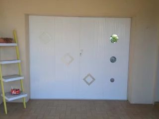 Face intérieure d’une porte de garage à quatre vantaux à Saint-Marcel