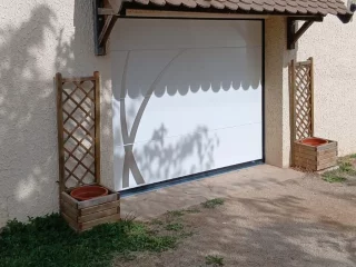 Porte de garage sectionnelle blanche vue de côté à Marnay