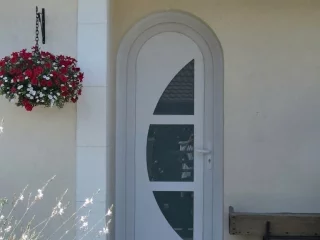 Porte d’entrée cintrée blanche avec vitrage