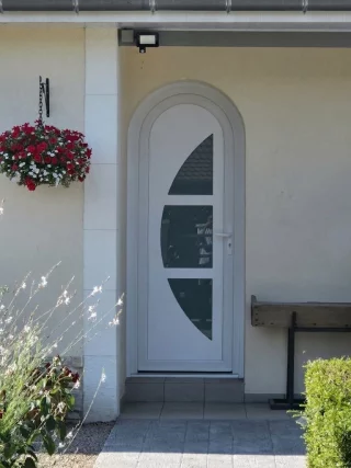 Porte d’entrée cintrée blanche avec vitrage