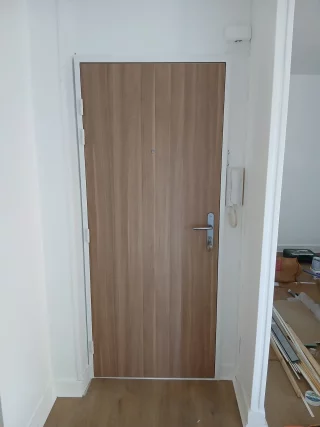 Porte palière aspect bois