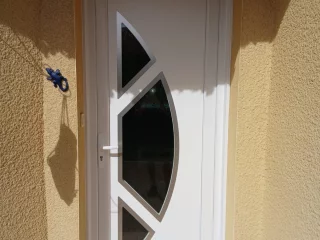Porte d’entrée PVC blanche avec vitrage décoratif à Allerey-sur-Saône