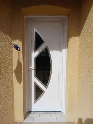 Porte d’entrée PVC blanche avec vitrage décoratif à Allerey-sur-Saône