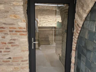 Porte d’entrée PVC vitrée dans une façade en pierre à Chalon-sur-Saône