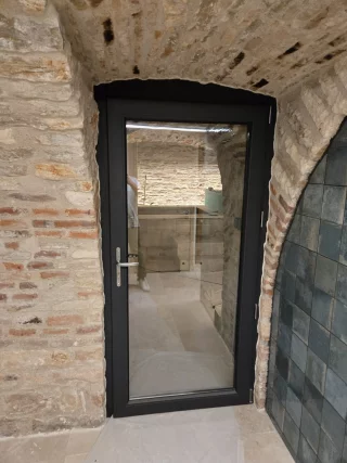 Porte d’entrée PVC vitrée dans une façade en pierre à Chalon-sur-Saône