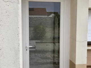 Porte d’entrée PVC blanche avec vitrage dépoli à Saint-Loup-de-Varennes