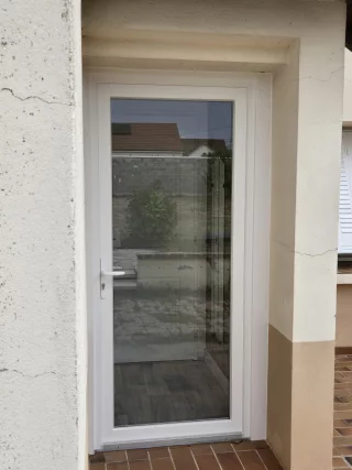 Porte d’entrée PVC blanche avec vitrage dépoli à Saint-Loup-de-Varennes
