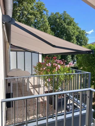 Store banne déployé au-dessus d’une terrasse à Chalon-sur-Saône