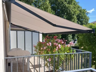 Store banne déployé au-dessus d’une terrasse à Chalon-sur-Saône