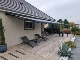 Store banne coffre sur la terrasse d’une maison contemporaine à La Charmée