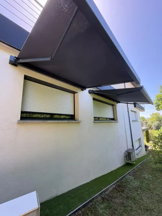 Store banne coffre déployé sur une terrasse
