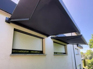Store banne coffre déployé sur une terrasse