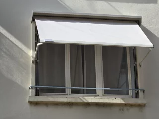Bannette à projection déployée devant une fenêtre à Chalon-sur-Saône