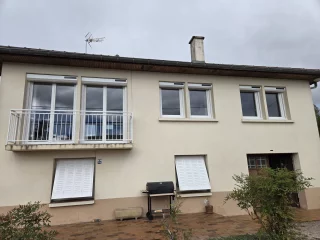 Volets roulants solaires sur la façade d’une maison